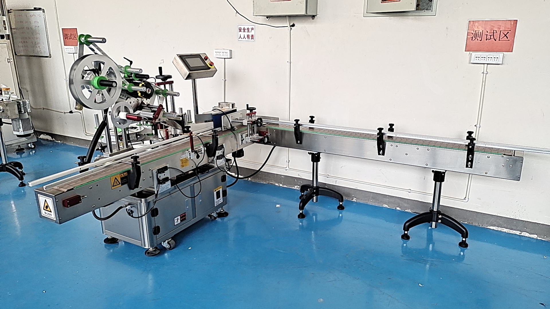 某客户订做的多功能贴标机。