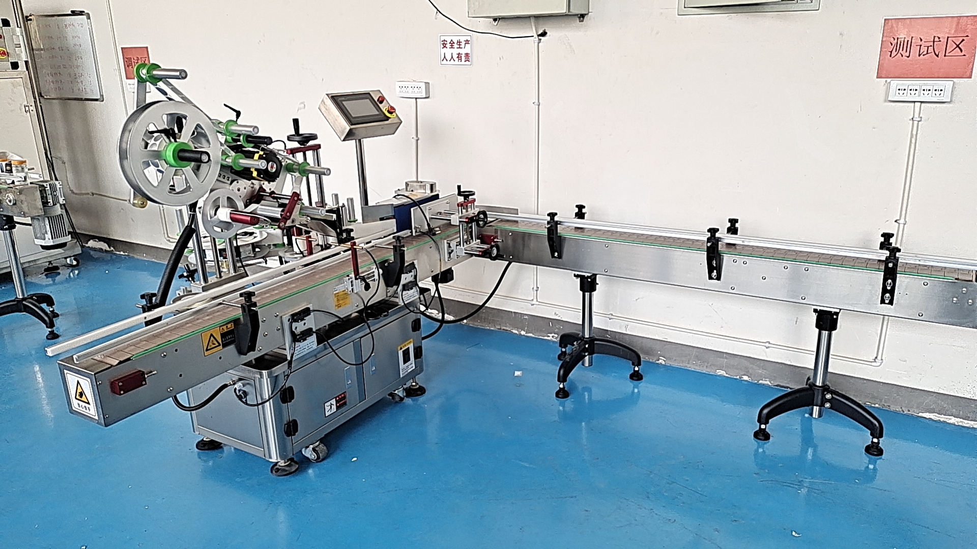 某客户订做的多功能贴标机。