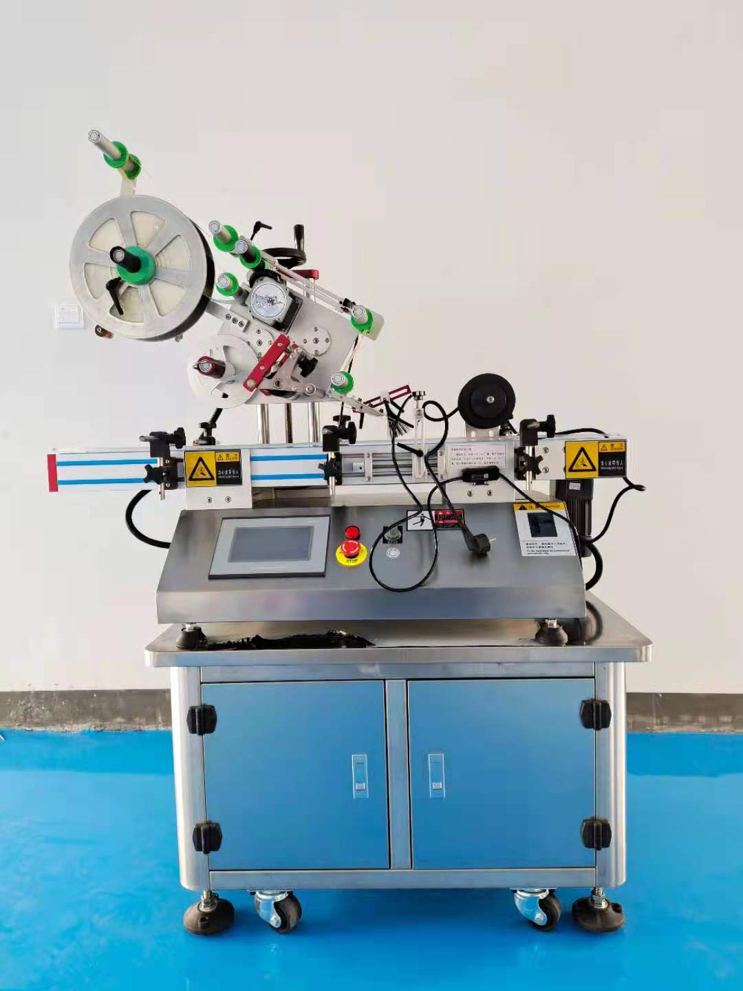 全自动贴标机台式平面贴标机穿标调试视频