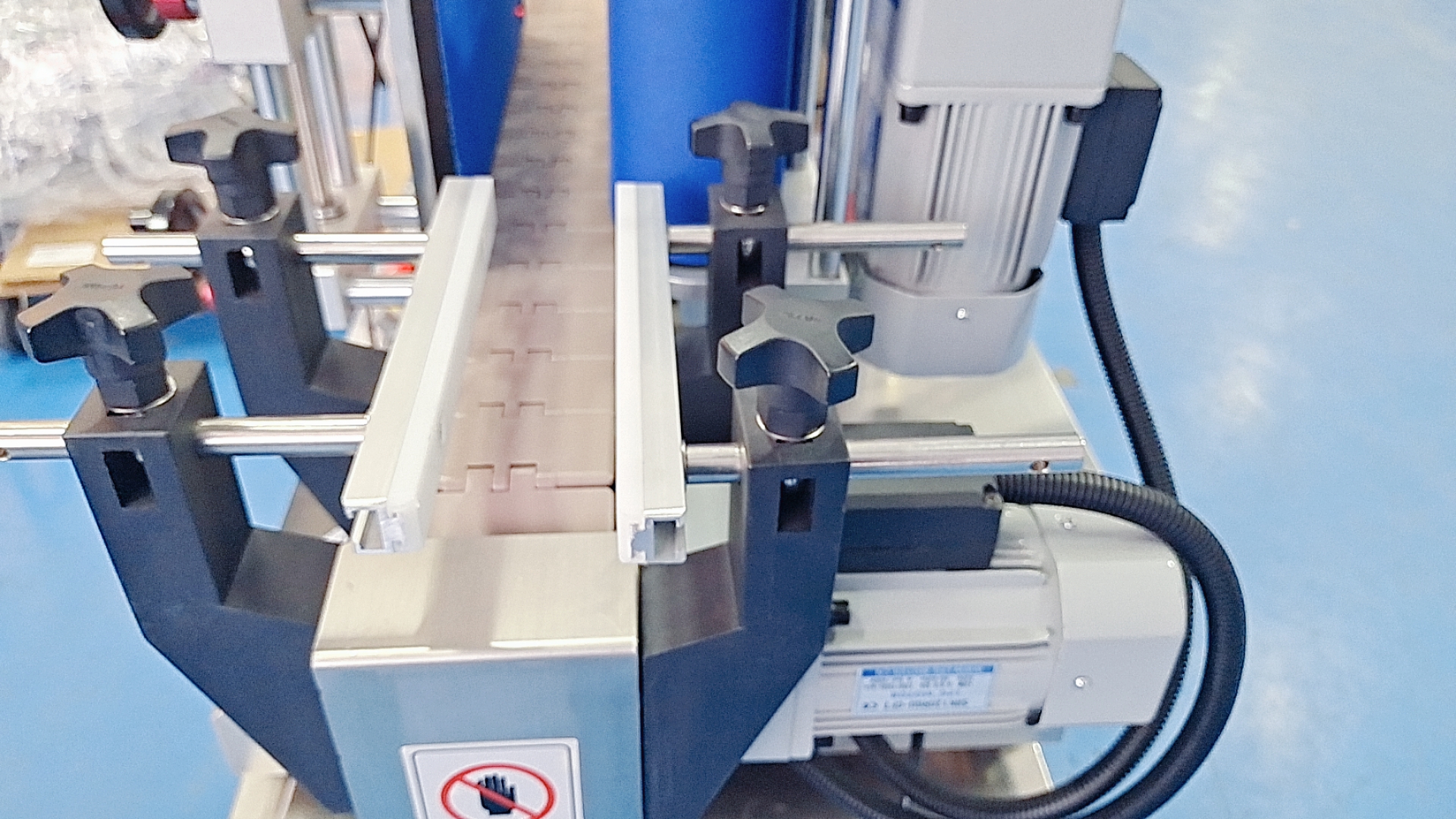 贴标机生产厂家:自动圆瓶贴标机，一机适用多种瓶型