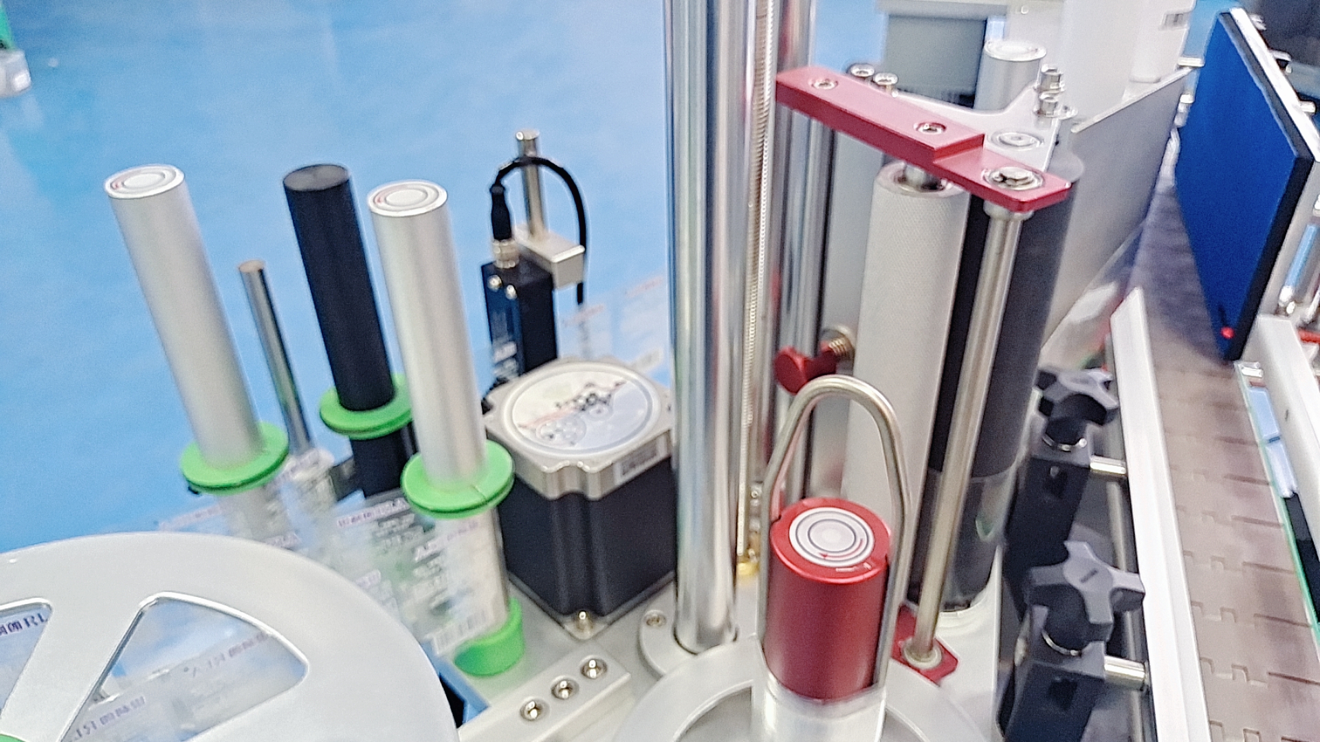 贴标机生产厂家:自动圆瓶贴标机，一机适用多种瓶型