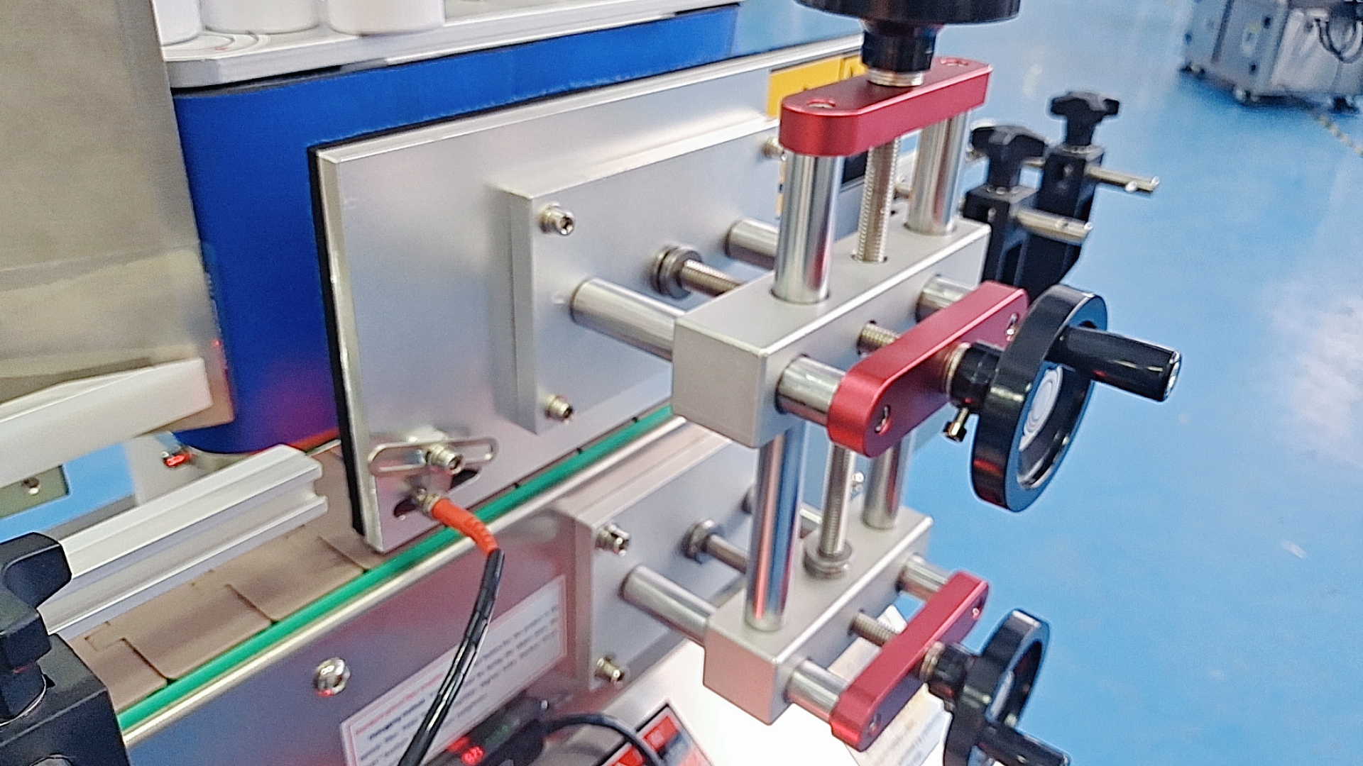 ued官网体育贴标机，机器代替人工你的最佳贴标选择
